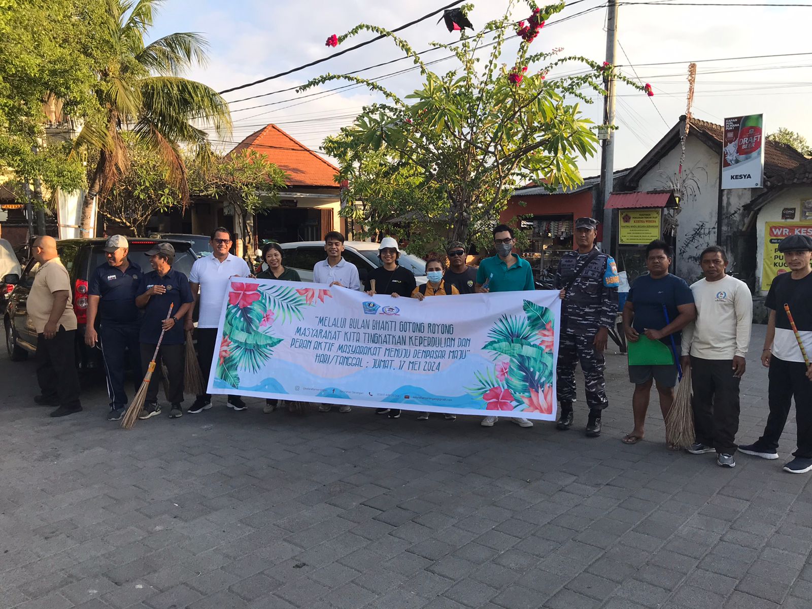 Melaksanakan Kegiatan Kerja Bakti di Kelurahan Serangan