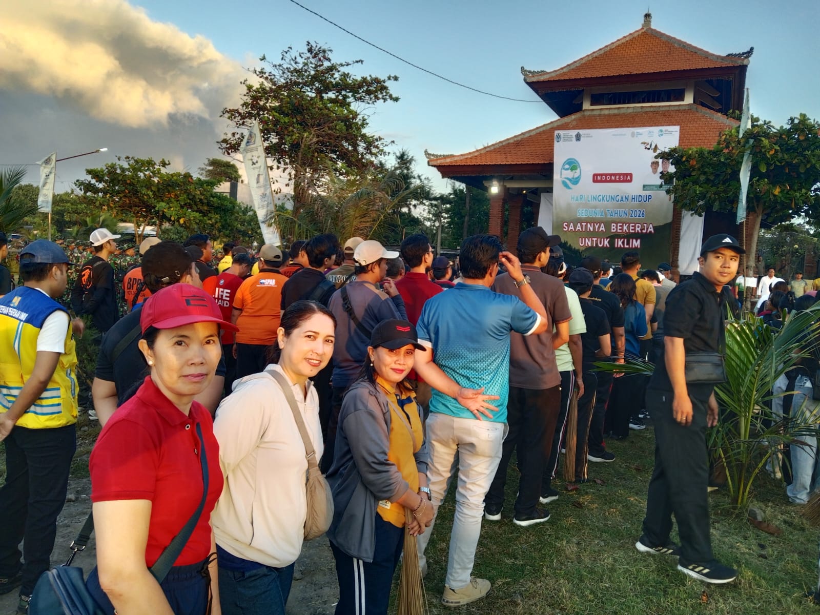 Aksi Bersih-Bersih Sampah di Kelurahan Serangan